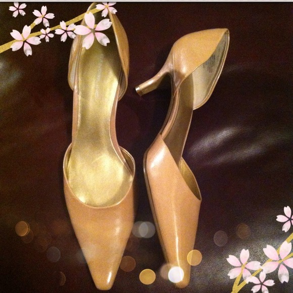 Pearlized nude low heels