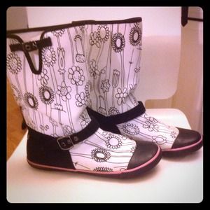 ** SOLD **Sugar Canvas Boots- Size 7