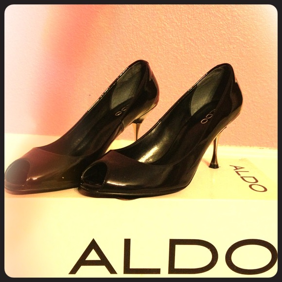 Black peep toe heels!