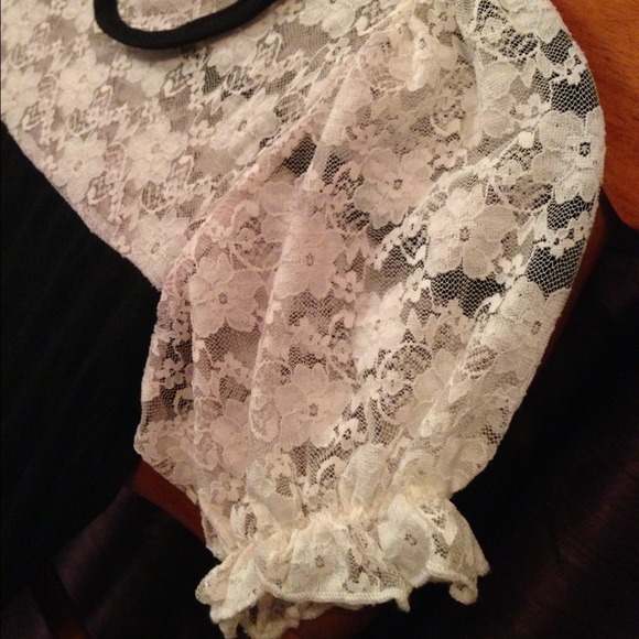 🔴SOLD IN BUNDLE🔴Peter Pan Collar Lace Top. Cute! - Picture 3 of 4