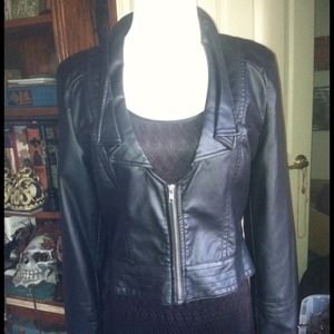 Hott!!  Well tailored pleather jacket, by Rewind