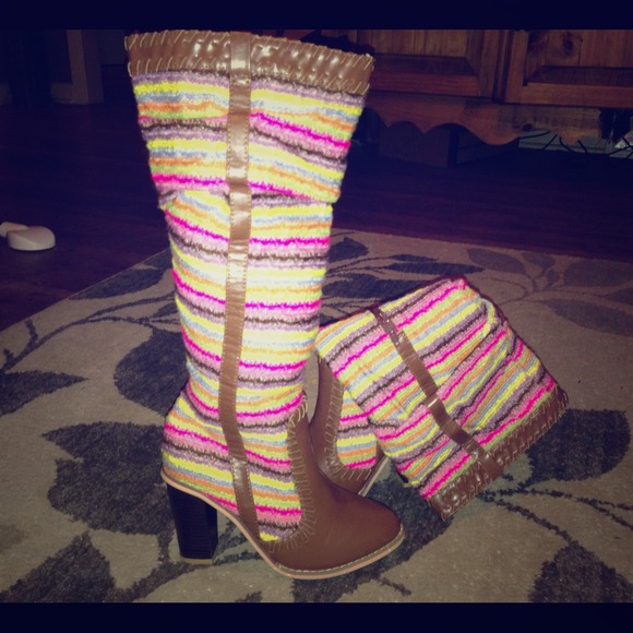 Multicolored knit boots