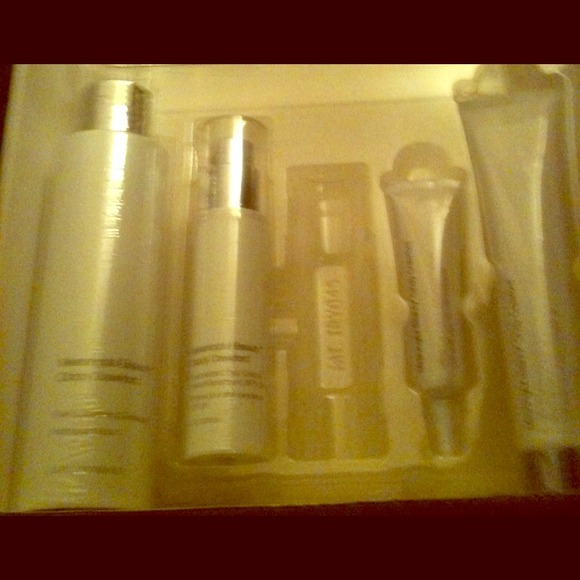 Brand new Cindy Crawford Meaningful Beauty *TRADE*