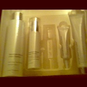 Brand new Cindy Crawford Meaningful Beauty *TRADE*