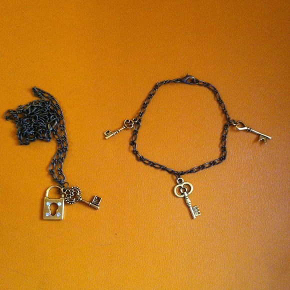Matching key and locket necklace & charm bracelet - Picture 1 of 3