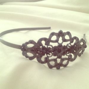Head band with black cristals