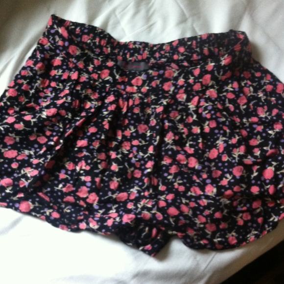 High wasted elastic floral shorts