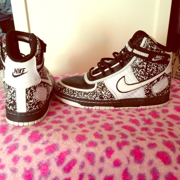 Notebook Nikes Black/White - Picture 1 of 4