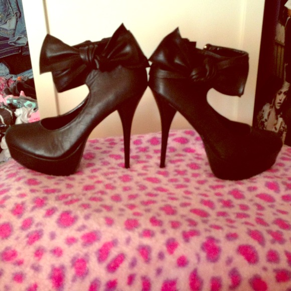 Heels with a Cute Bow at the Top - Picture 1 of 1
