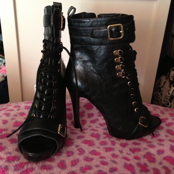 NWOT Steve Madden Black Heels with Gold Accents - Picture 1 of 1
