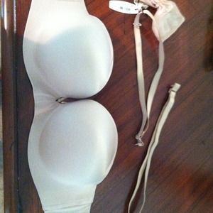 VS Bombshell Strapless bra!!!