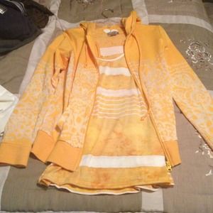 Yellow tank and zip up, go together.