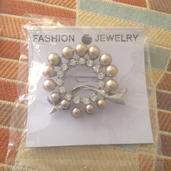 Fashion Broaches one silver the other cream - Picture 3 of 4