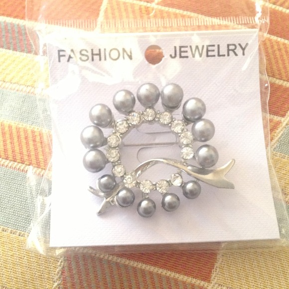 Fashion Broaches one silver the other cream - Picture 4 of 4