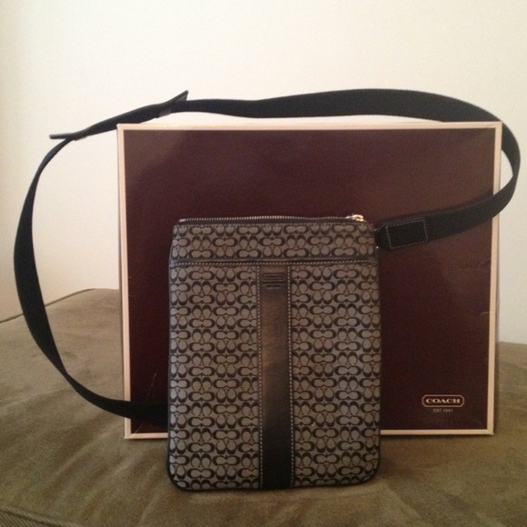 💯💯Authentic Coach Crossbody Signature Swingpack