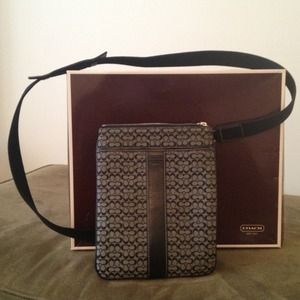 💯💯Authentic Coach Crossbody Signature Swingpack