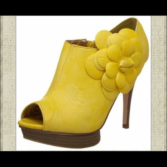 Yellow peep toe pumps