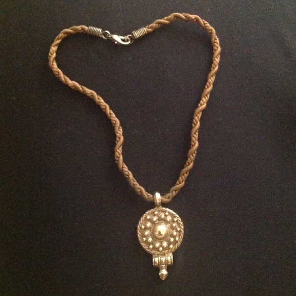 Fun fashion pendant and rope chain.