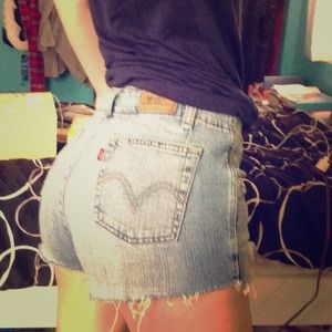 HIGH WAISTED LEVI'S ✋ HOLD ✋