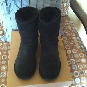 Short black classic Uggs!!!!