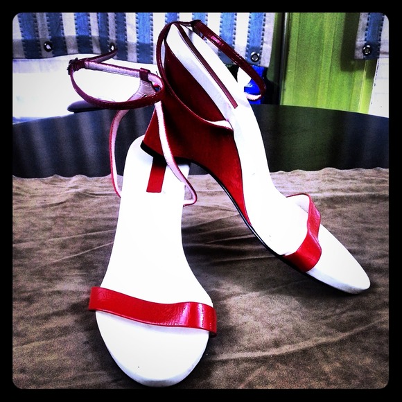 LAST CHANCE $5 Red and white wedge sandals