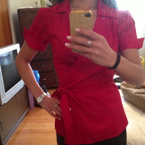 Tops - 🌟Reduced🌟Red and white pinstriped collard shirt