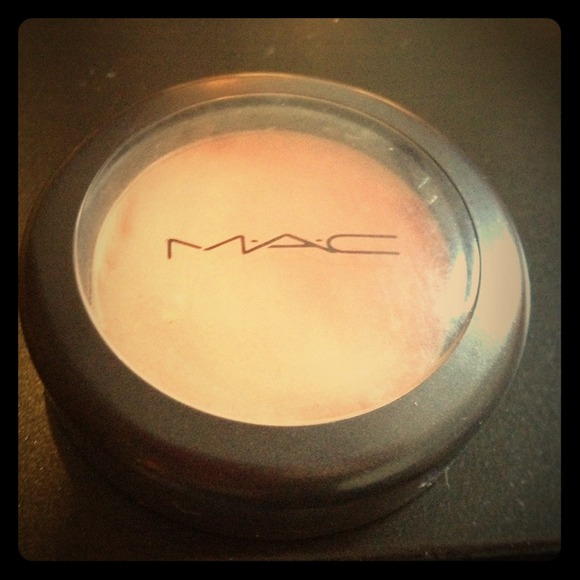 Authentic MAC sheertone blush "GARB"