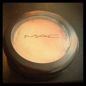Authentic MAC sheertone blush "GARB"
