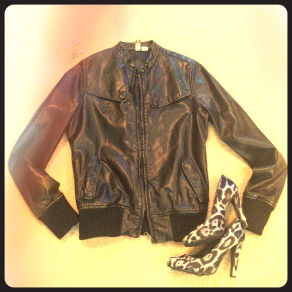 📌TRADED-Leather look bomber jacket - size medium