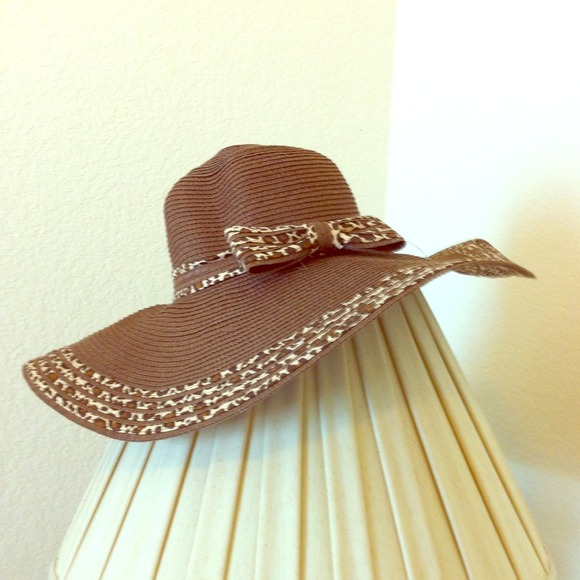 SOLD in bundle**Leopard sun hat