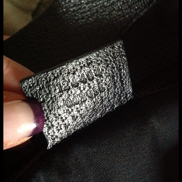 Shots of the Gucci rose gold and serial # - Picture 3 of 4