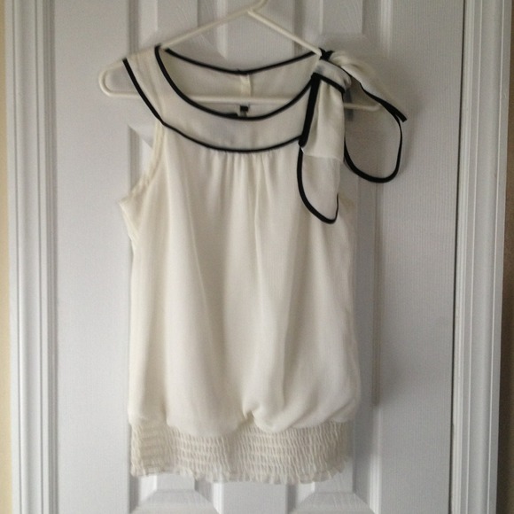 🚫SOLD🚫 to @sprngprncs.  Ivory blouse