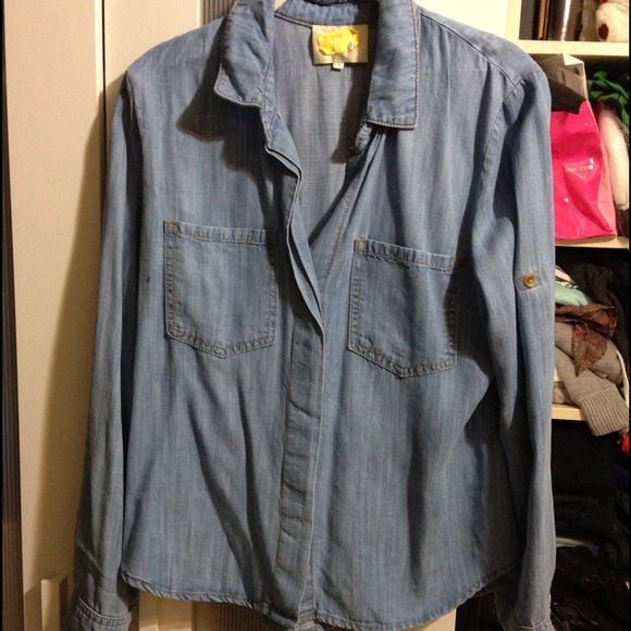 Anthropologie Tops - ⬇Reduced!⬇ Anthropologie chambray shrt w slit back