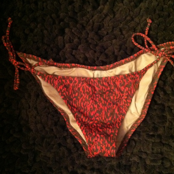 New Victoria's Secret string swimsuit size M - Picture 2 of 3