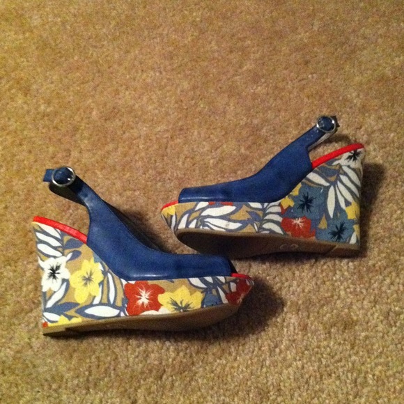Guess floral sling back wedges BEAUTIFUL
