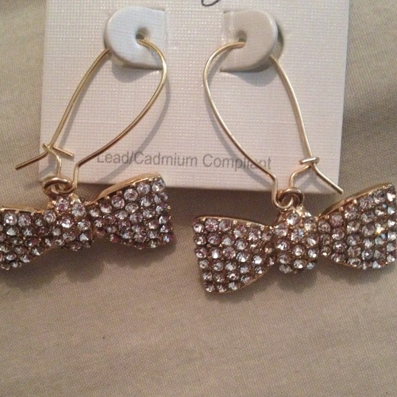 🚫SOLD🚫Cute Bow Earrings & Square Ring - Picture 3 of 4