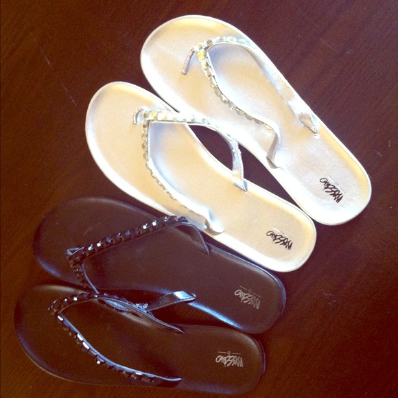 Flip flops and guess bag bundle...