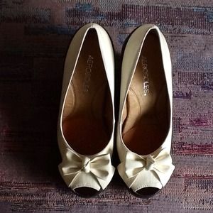 Aerosoles Well Wisher Bow Wedges.  New!  Size 7