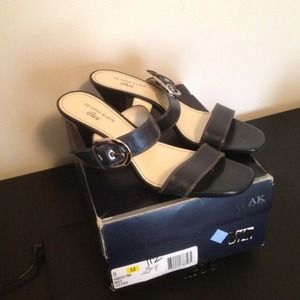 Navy blue heels - great summer shoe!