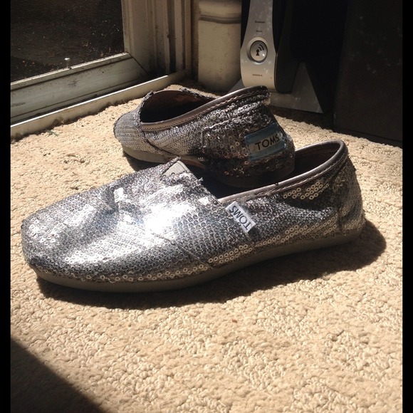 🚫SOLD🚫TOMS Classic - Sequined Slip Ons Pewter - Picture 2 of 3