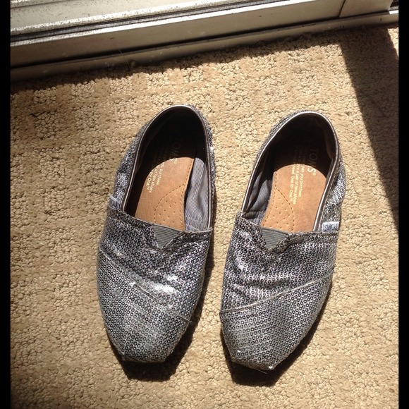🚫SOLD🚫TOMS Classic - Sequined Slip Ons Pewter - Picture 3 of 3