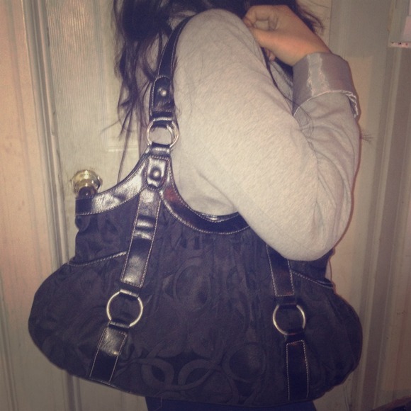 Black shoulder handbag