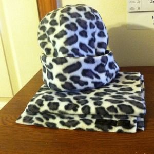 Black/white hat and scarf set never used