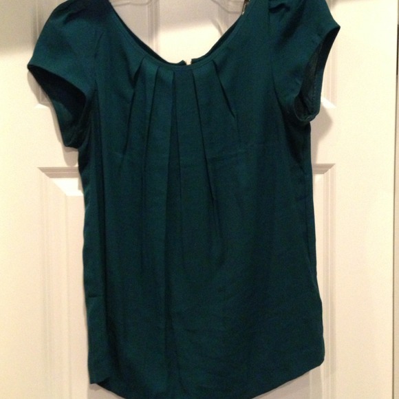 ☀Sold☀Beautiful bottle green top