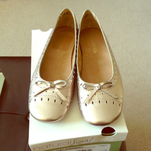 💎SOLD💎 Gold Aerosoles Flats