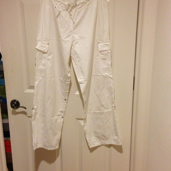Reduced 😊🎉🎉NWOT gap white spin on a cargo pant