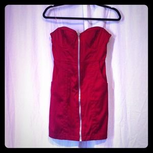 Red zipper strapless dress