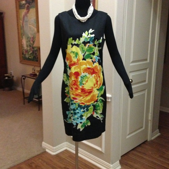 💋SOLD💋Black dress w/beautiful floral design.