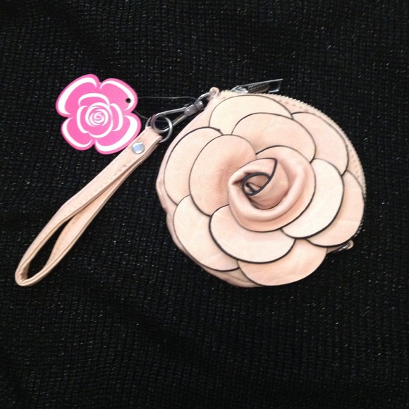 Flower wristlet