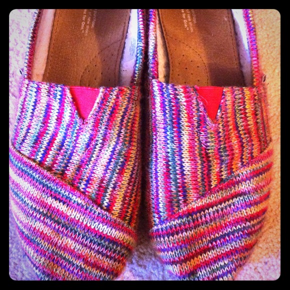 ❌HOLDING❌Bright multi colored Toms! Sz 9.5